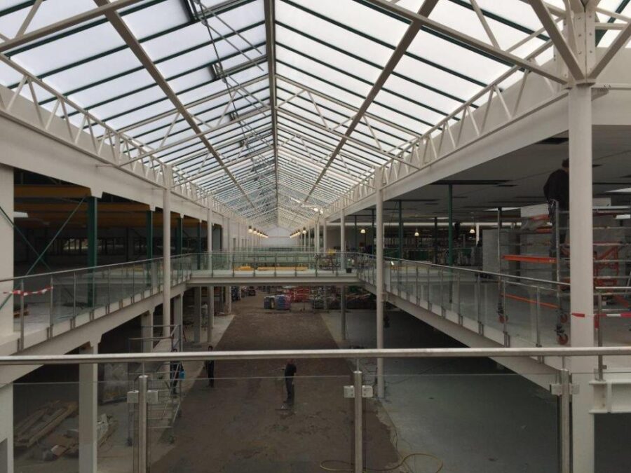 Renovatie hallencomplex met glazen dak