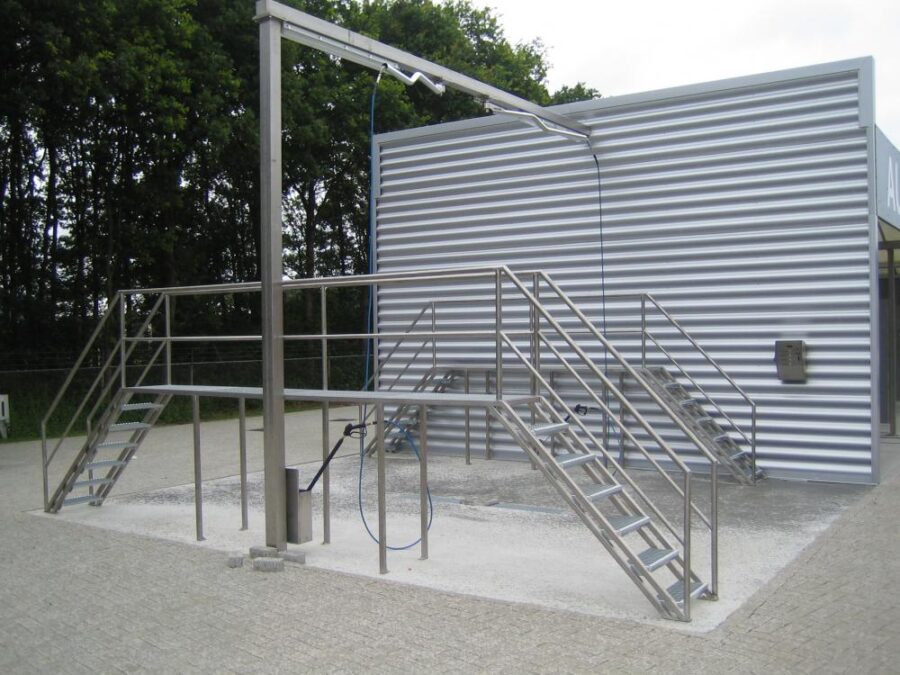 Wasplatform met zwaaiboom